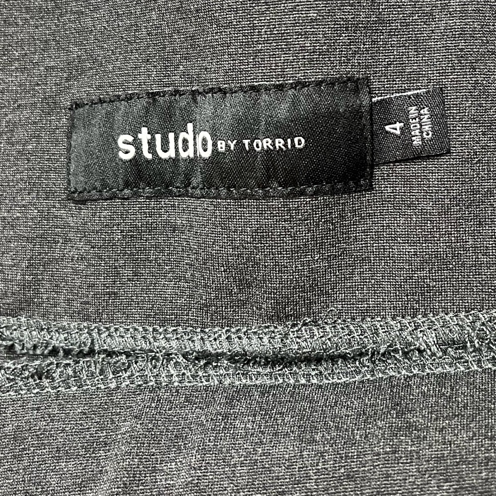 Studio By Torrid Gray Pencil Skirt Back Slit Women’s Plus Size 4 Dressy Casual - Picture 3 of 4
